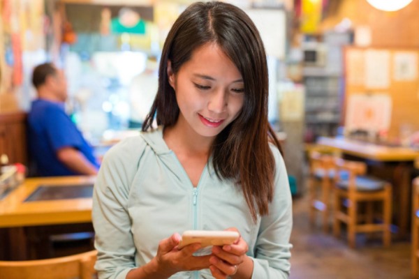 只知道对方的陌陌号，能查到对方的微信号或手机号吗？